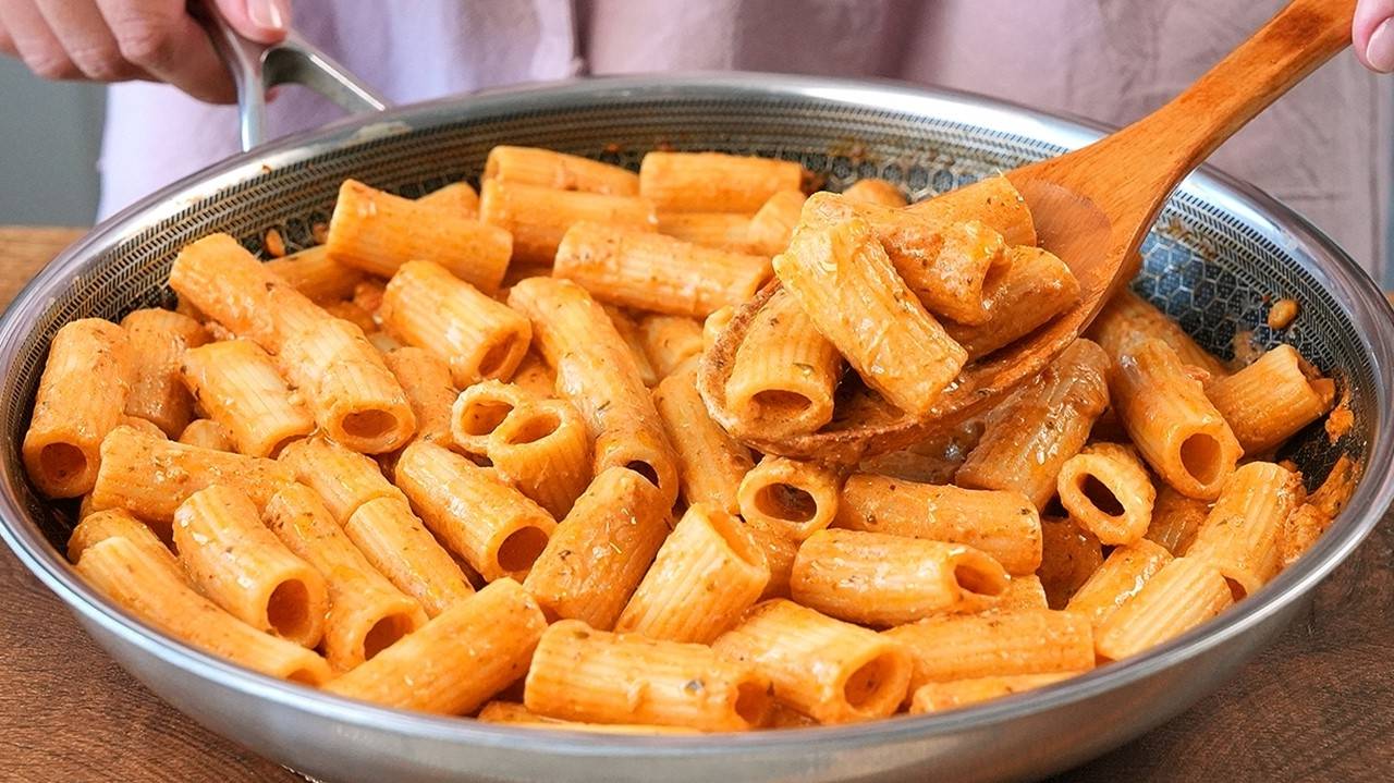 Когда совсем мало времени, готовлю МАКАРОНЫ В ТОМАТНОМ СОУСЕ на одной сковородке. смотреть онлайн