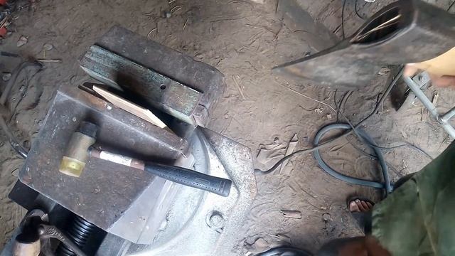 Замена топорища, вытаскиваем остатки старого топорища насаживаем топор на новое. смотреть онлайн