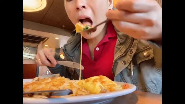 AT DENNY’S - EATING BREAKFAST|CRYZTEEHNAH’S VLOG смотреть онлайн