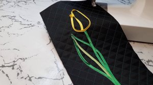 Интересный вариант тюльпана из окантовки. Аппликация на ткани.