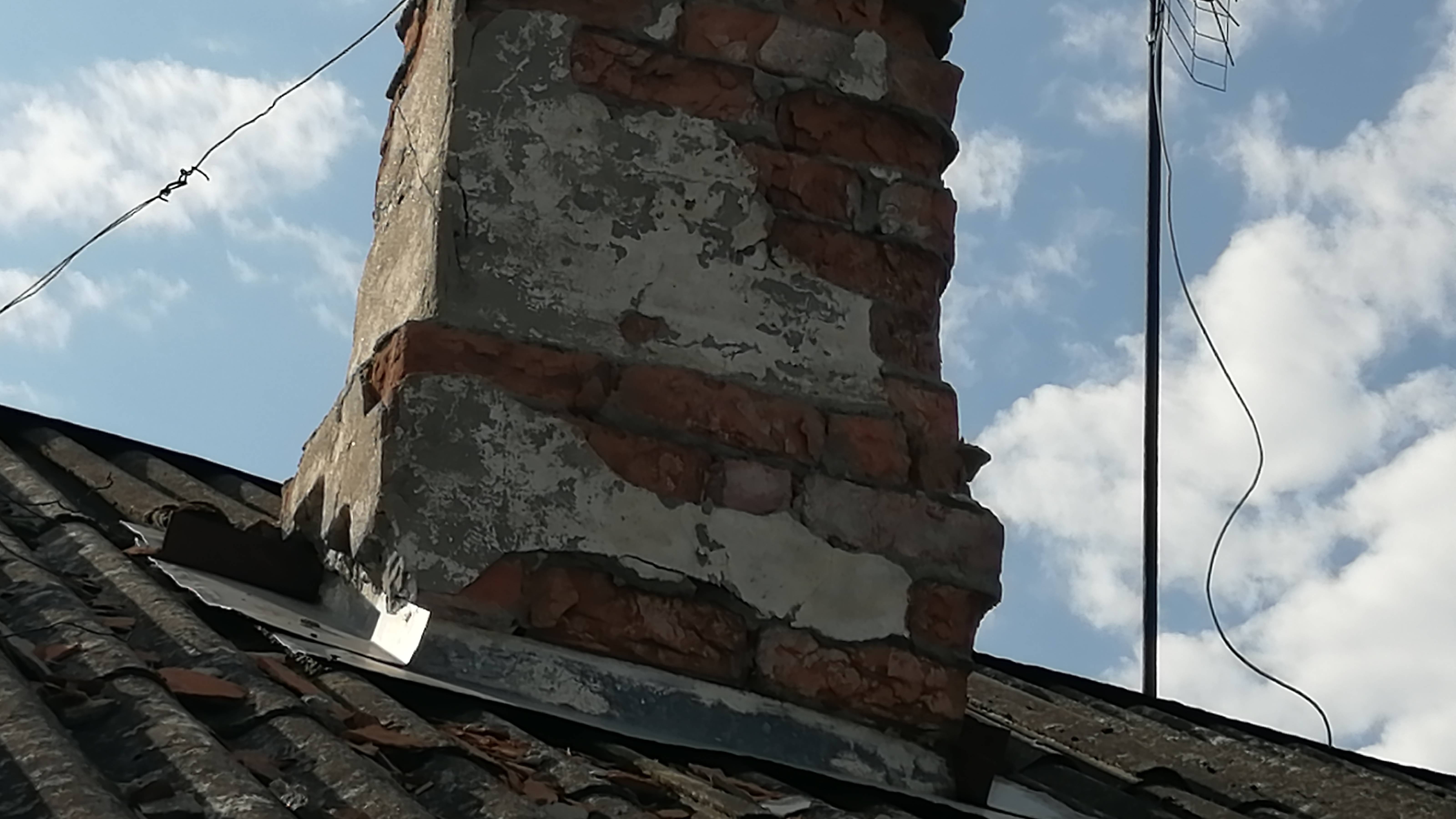 Восстановление дымоходной трубы, которая стала разрушаться от перепада температур.