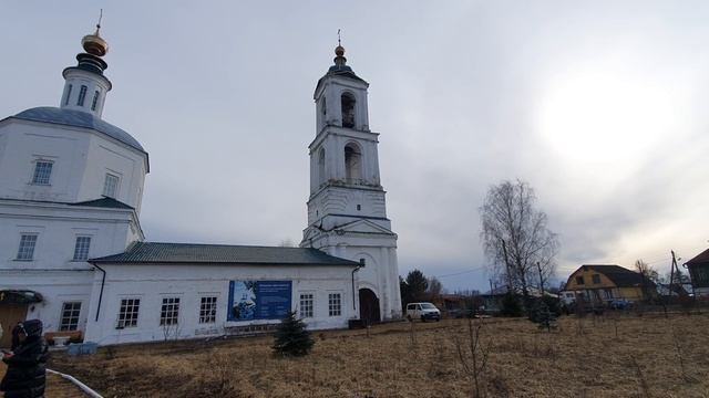 Памятник архитектуры эпохи классицизма — Преображенская церковь с колокольней (1808) Село Добрынское смотреть онлайн