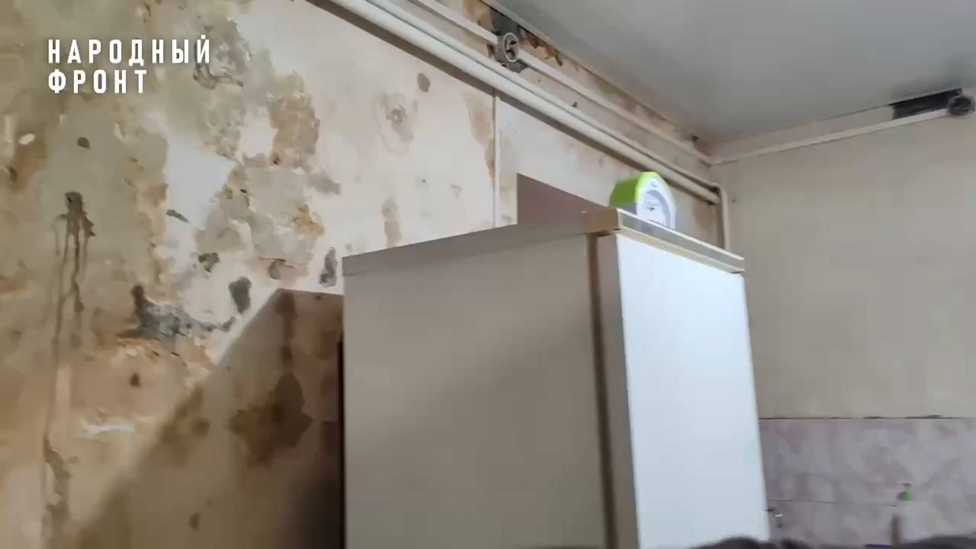 Текущая крыша и сырые стены превращают дом в Ртищеве в руины смотреть онлайн