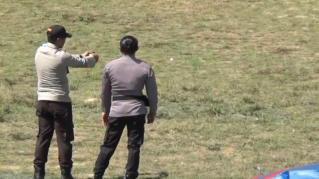 Ketua pengadilan dilatih menembak oleh kapolres tanah bumbu смотреть онлайн