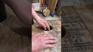 Установка фланца слива унитаза. Installing a toilet flush flange.
