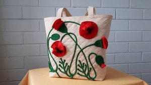 Сумка из ткани с эффектным дизайном.