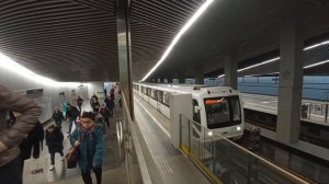 метропоезд 81-717.2к отправляется со станции Határ út