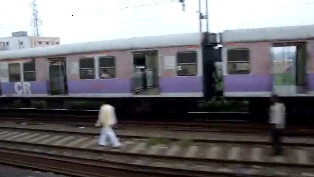 Indian Railways..Mahalaxmi express overtaking an MRVC EMU смотреть онлайн