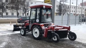 Чистим снег перед фасадом. Трактор LOVOL TE244