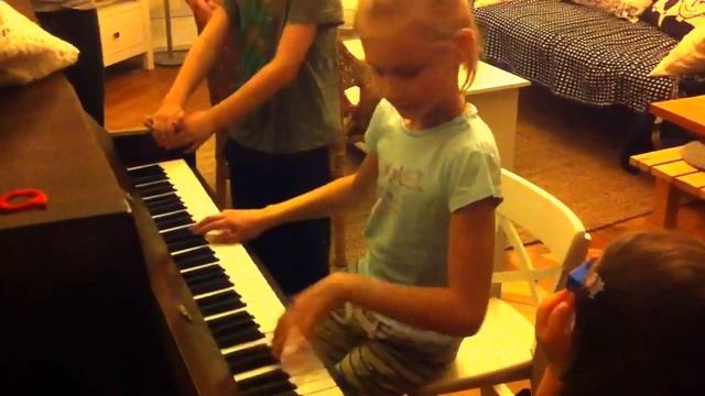 Family Saturday - Katya playing the piano смотреть онлайн