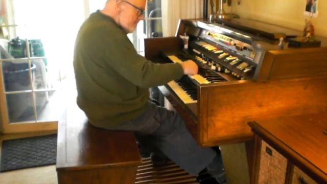 Mike Reed plays "In the Mood" on his Hammond Organ смотреть онлайн