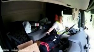 Дальнобойщик отвлёкся на сумку и съехал с дороги / The trucker was distracted drove off the road