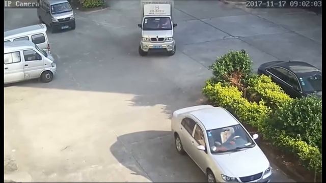 Auto Tracking WIFI P/T IP Camera with 2 ways audio смотреть онлайн