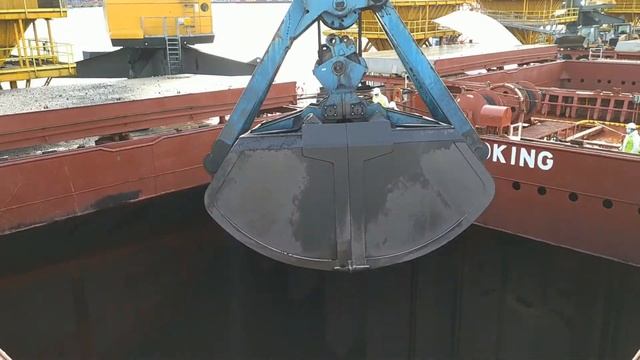 Liebherr LHM 500 Mobile Harbour Crane in Action. Original Sound. Bulk Handling. Coal. Puerto Corone смотреть онлайн