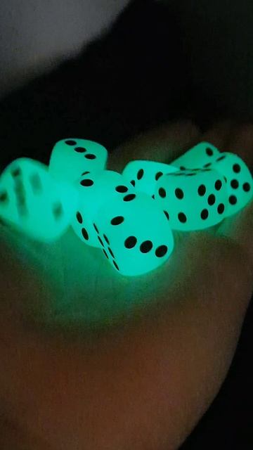 игральные кубики, светящиеся в темноте 🎲 смотреть онлайн