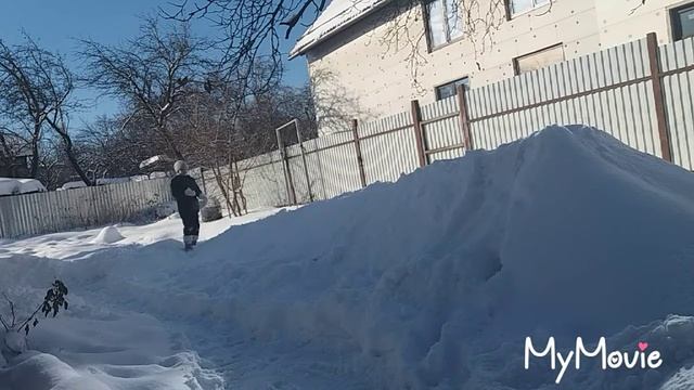Наши обычные дни. Часть 10. Убираем снег. Дети гуляют. Папе жарко смотреть онлайн