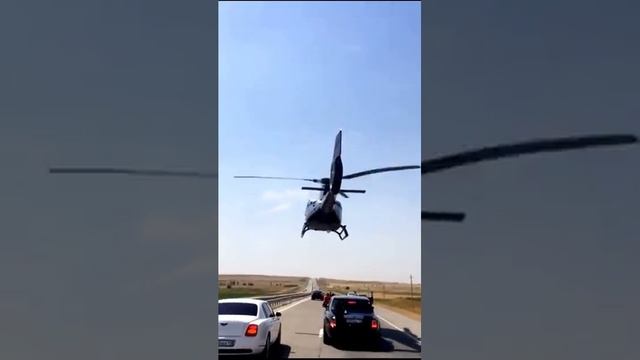 Вертолет сопровождает свадебный кортеж в Шымкенте. смотреть онлайн