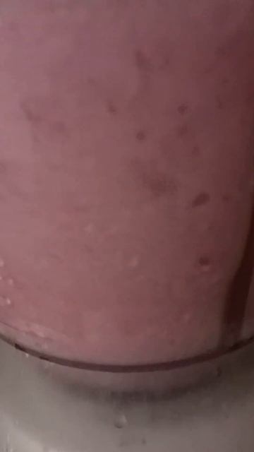 strawberry honey n dates milk shake||healthy drink for sehri n iftar #youtubeshorts #shortsvideo смотреть онлайн