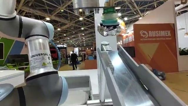 Коллаборативный робот Universal Robots UR3 с вакуумными присосками переносит пачки с печеньем смотреть онлайн