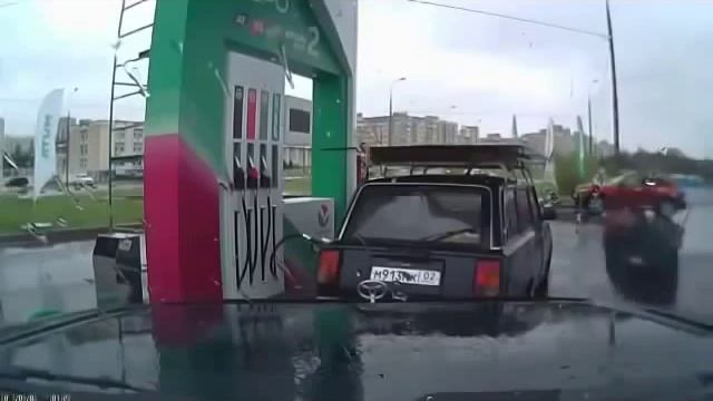 Шокирующий заправщик Красава!! Отжигает по полной!!! Приколы 2016 Ржу не могу смотреть онлайн