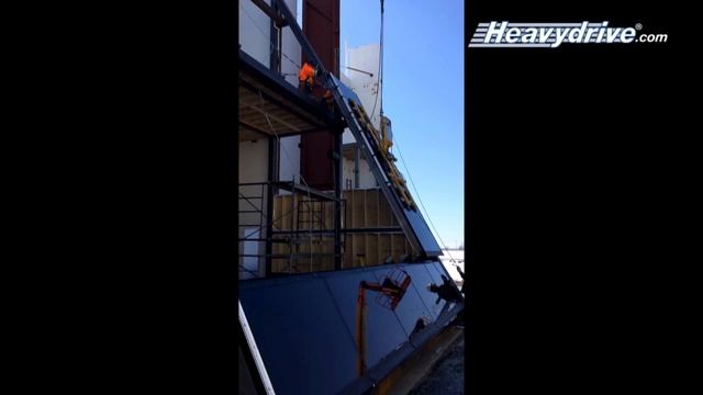 Тестовая демонстрация монтажа стекол на лыжном трамплине в Олимпийском парке в Монреале (Канада) смотреть онлайн