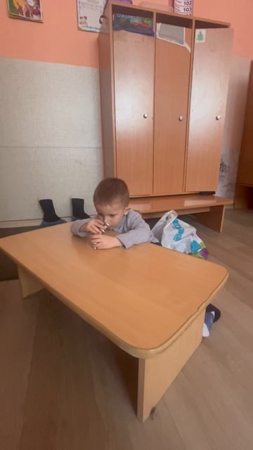 Володя играет в раздевалке детского сада. Володе 3,5 года смотреть онлайн
