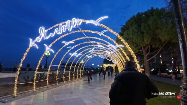 Вечерняя Ялта, набережная 2025 Россия республика Крым 🇷🇺 город Ялта 2025 парк место для отдыха смотреть онлайн