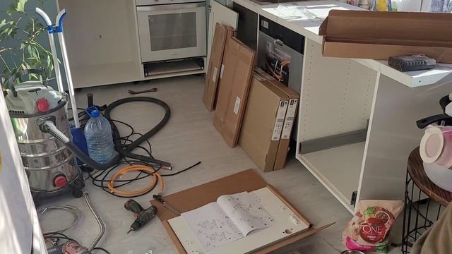 ПРОДОЛЖЕНИЕ ПРИШЛОСЬ ВСЕ РАЗБИРАТЬ И ПЕРЕДЕЛЫВАТЬ ТЕПЕРЬ ЧТО ПОХОЖЕ НА КУХНЮ УСТАНОВИЛ МОЙКУ И ПЛИТУ смотреть онлайн