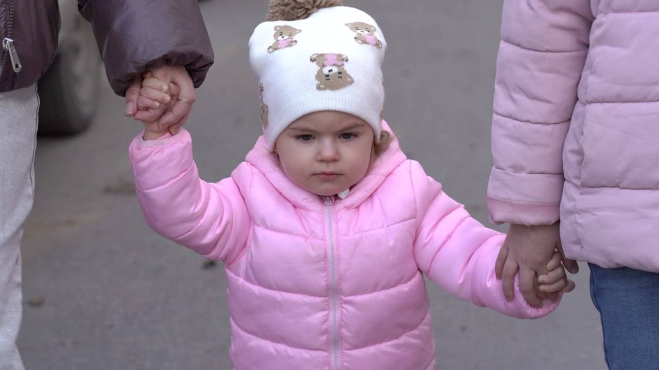 Малышка Ли: девочка, раненная при обстреле ВСУ 30 декабря, научилась бегать смотреть онлайн