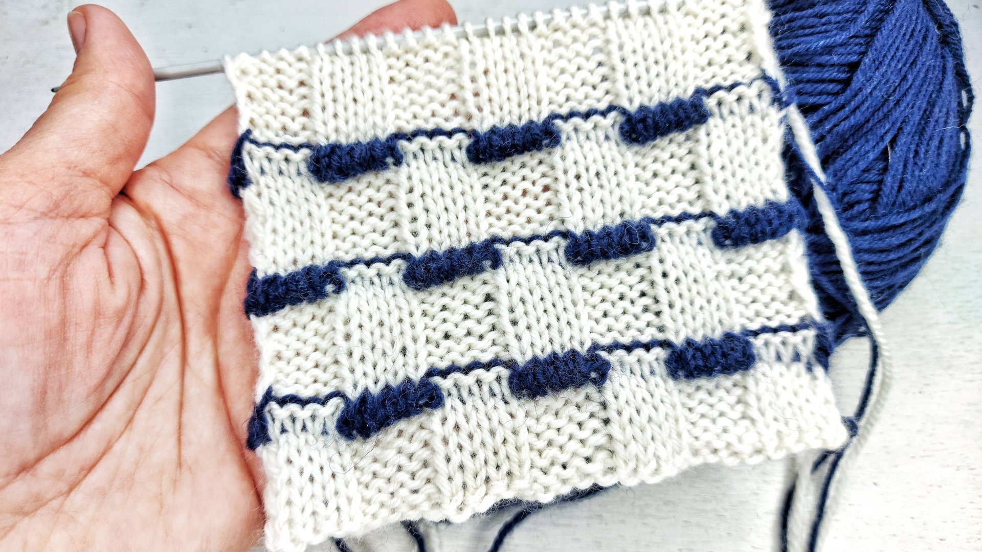 Рельефная шахматка с контрастными горизонталями и объемными элементами смотреть онлайн