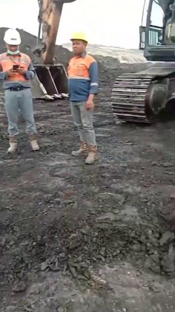 Cara loading batubara tipis berlapis parting #tambang #coalmining смотреть онлайн