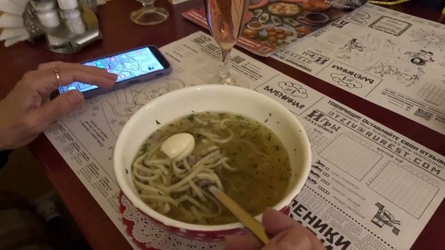 Passeio na Praça Vermelha, comidas típicas russas e hotel em Moscou. смотреть онлайн