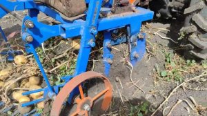 Копаем картошку мотоблоком картофелекопалкой вибрационной ККМ-1
