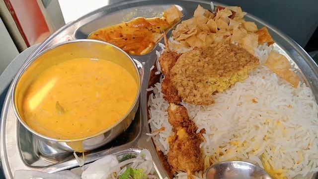 Variety itni thi ke samajh nahi araha tha kia len aur kia na len | Visit To 52 Food Thali Restauran смотреть онлайн