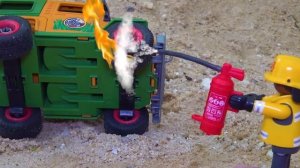 Экскаватор обнаружил пещеру на дороге | Трансформируйте экскаваторы и тракторы | BIBO и Игрушки