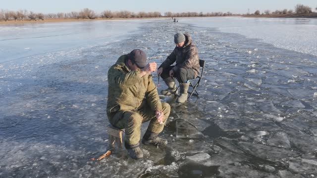 "НАРОДНЫЙ ПРОЕКТ АСТРАХАНЬ" Аутентичная рыбалка по первому льду. ч 2 смотреть онлайн