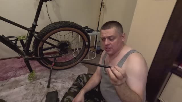 Мамкин Инженер наконец то смог открутить заднее колесо у фэтбайка.Но приключения не закончились.))) смотреть онлайн