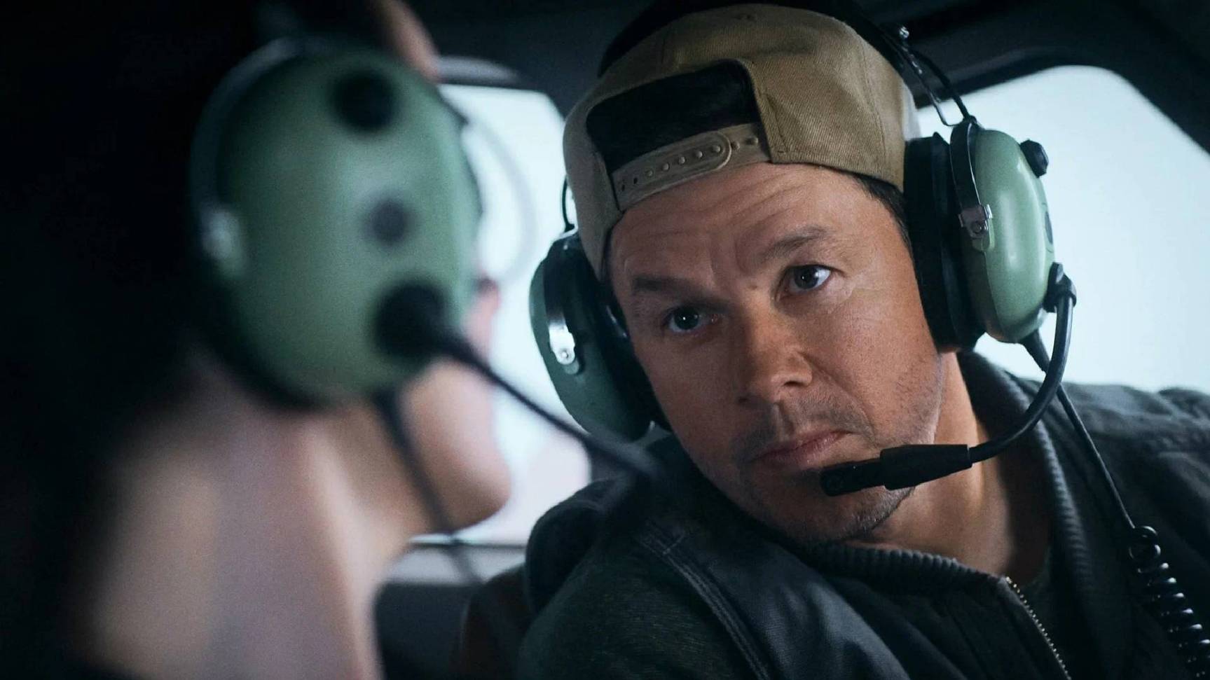 Особо опасный пассажир — Русский трейлер (фильм 2025) / Flight Risk смотреть онлайн