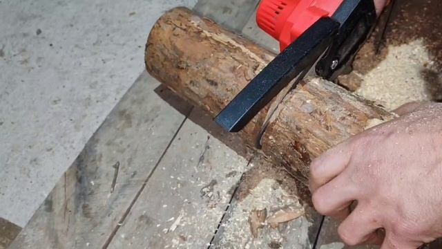 Пилит бревно