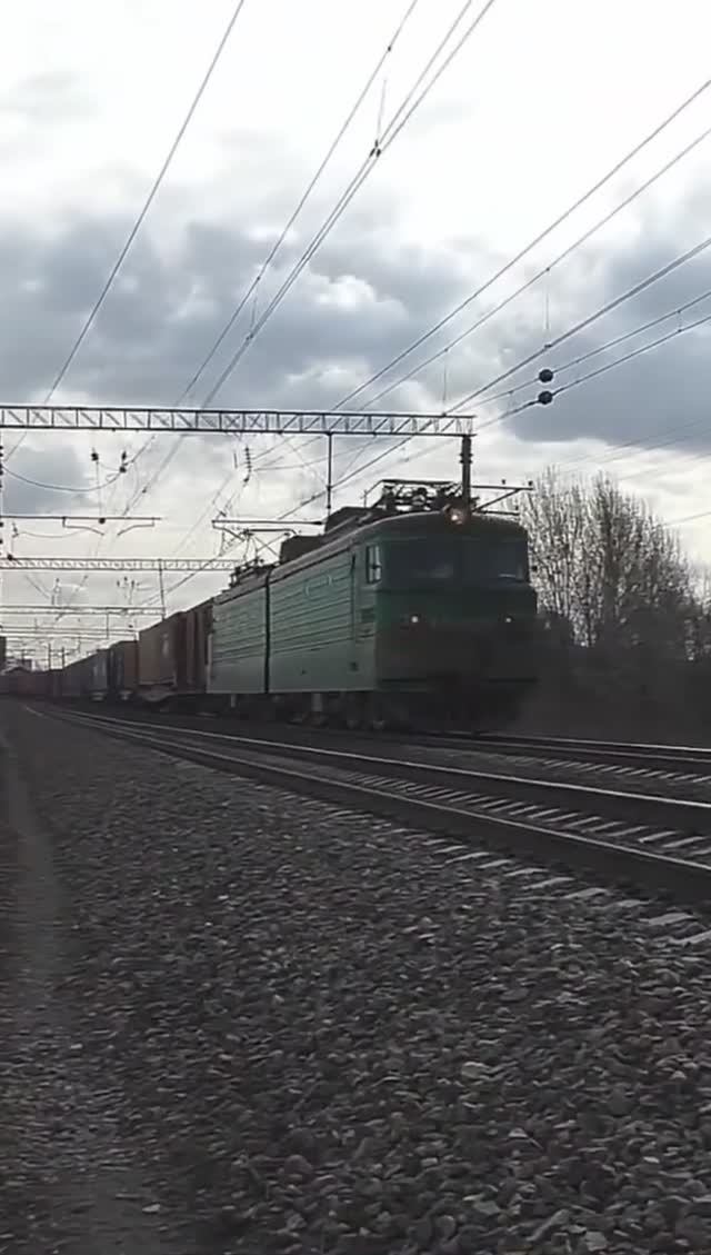 Электровоз ВЛ11-226 (ТЧЭ-5) с контейнерным поездом.