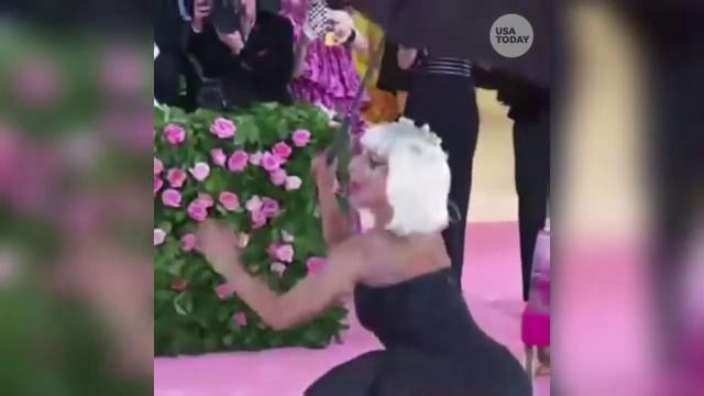 Lady gaga strip off her dress publicly at 2019 Met Gala смотреть онлайн