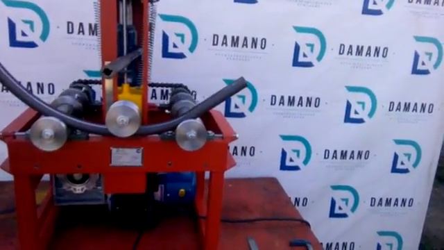 Трубогиб С7 гнет трубу через вальцы (360p) смотреть онлайн