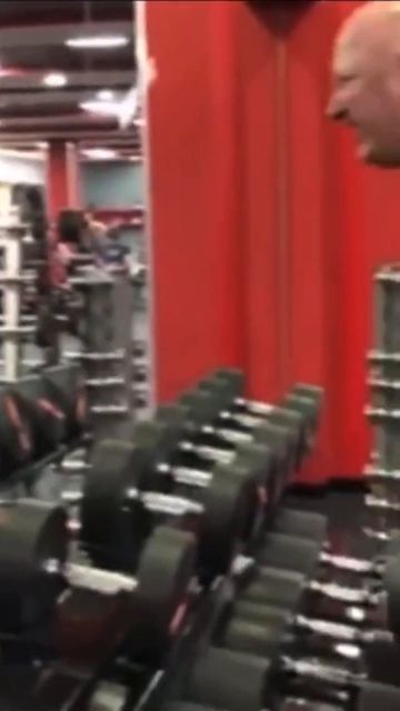 Подъем гантелей 50 кг на 10 раз смотреть онлайн