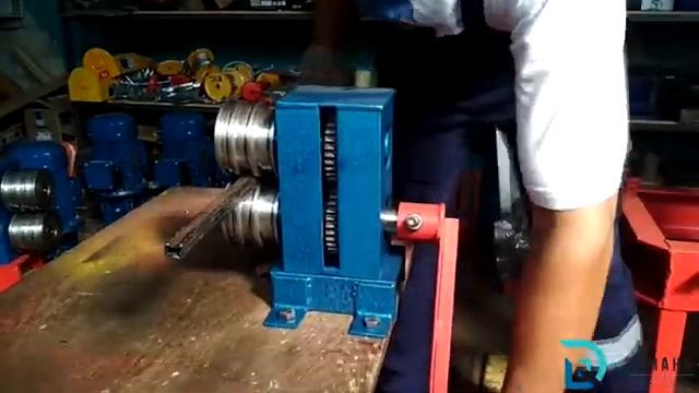Ручной прокатный станок (операция усиление профильной трубы) (360p) смотреть онлайн