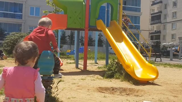 Дирар, Дуба, и Сара в парке смотреть онлайн