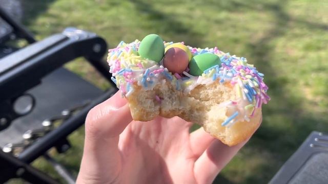 Cadbury Mini Eggs Dream Donut 🐣 Review | Tim Hortons Taste Test смотреть онлайн