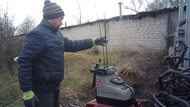 Измельчение садовых обрезков (фрагмент)