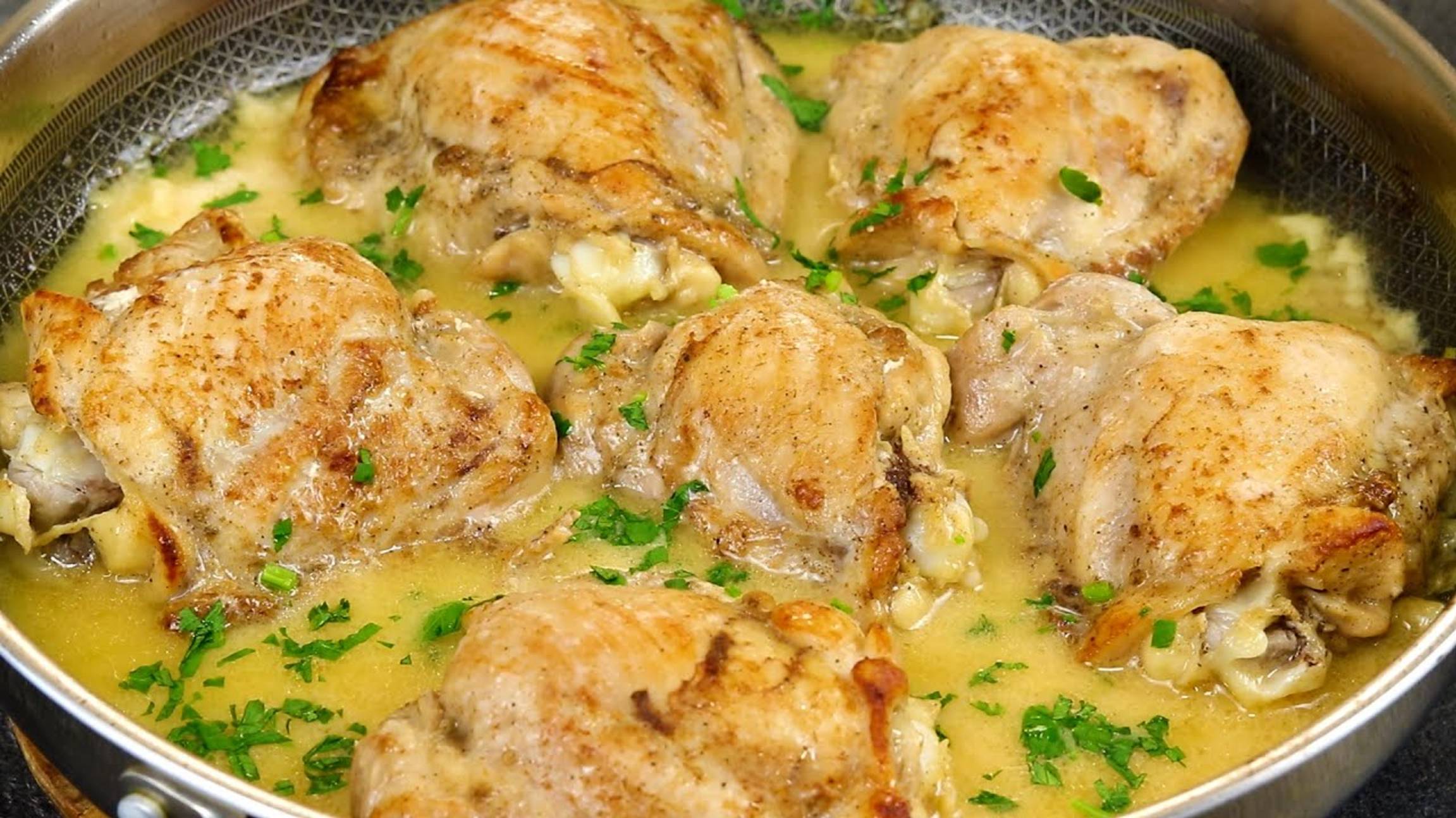 Как ВКУСНО приготовить курицу на сковороде - которая ПОНРАВИТСЯ всем! Очень простой рецепт смотреть онлайн