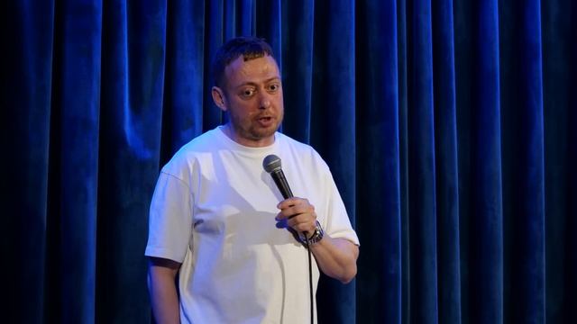 ABUSHOW /МНЕ НУЖЕН ЗАМОК И МНОГО КВАРТИР ЧТОБЫ Я БЕГАЛ И МЕШАЛ САМ САБЕ смотреть онлайн