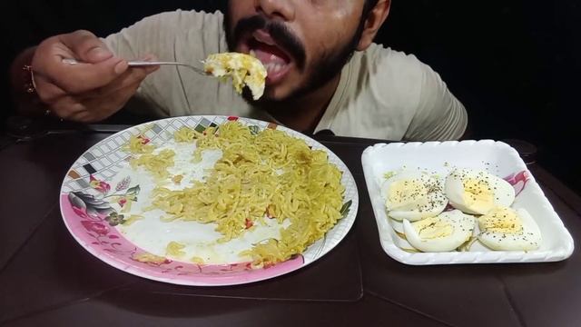 Maggi with boiled eggs and poach eggs || 4x maggi eating смотреть онлайн